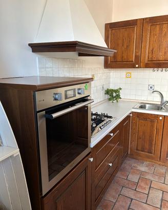Cucina con sportelli in castagno