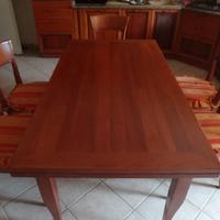 Tavolo da cucina con 6 sedie coordinate.