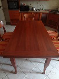 Tavolo da cucina con 6 sedie coordinate.