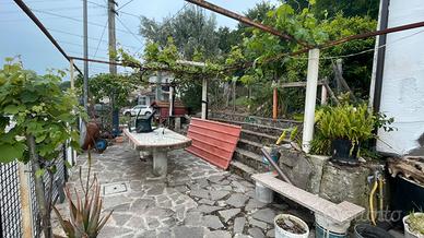Casa su tre piani con balconi e giardino