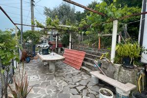 Casa su tre piani con balconi e giardino
