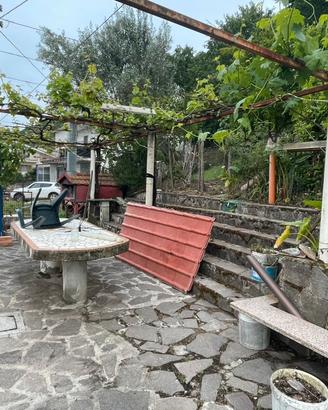 Casa su tre piani con balconi e giardino