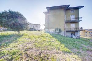 AMPIA VILLA BIFAMILIARE CON GIARDINO DI CIRCA 1000