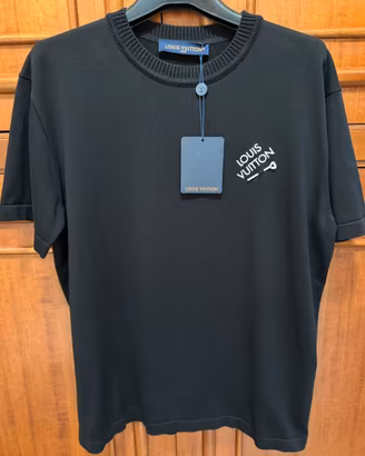 T-shirt Louis Vuitton con firma