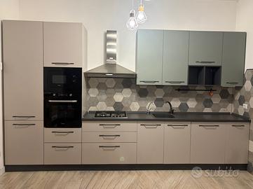 Cucina completa di elettrodomestici