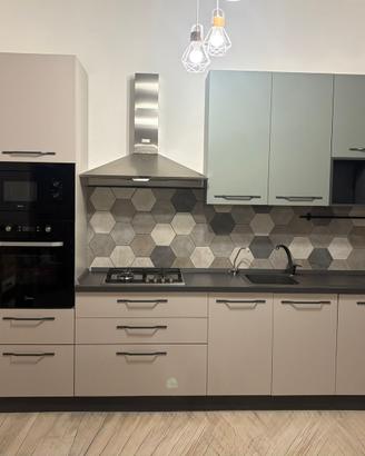 Cucina completa di elettrodomestici