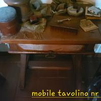 Tavolino con cassetto in legno massiccio 