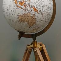 MAPPAMONDO CON TREPPIEDE IN LEGNO REGOLABILE 