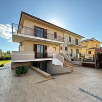 VILLA A SCHIERA A AMOROSI