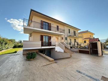 VILLA A SCHIERA A AMOROSI