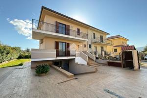 VILLA A SCHIERA A AMOROSI