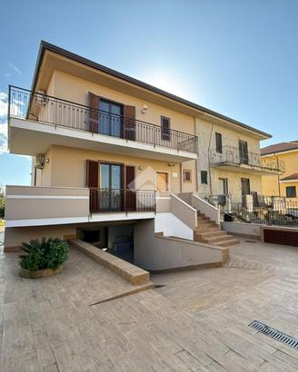 VILLA A SCHIERA A AMOROSI