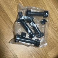 Piedini neri in plastica per mobili