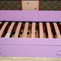 Lettino in legno rosa fucs con lettino estraibile 