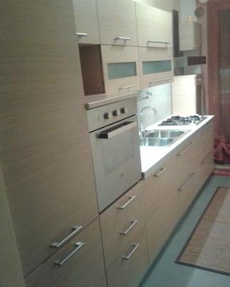 Cucina lineare in finitura rovere naturale