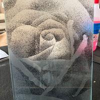 Disegno rosa su vetro