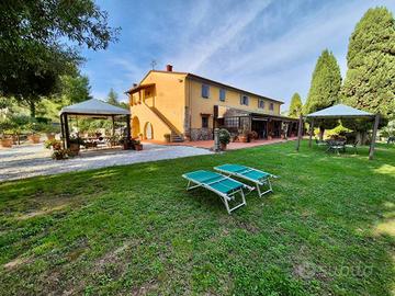 Rustico / Casale di 548 m² con più di 5 locali e b
