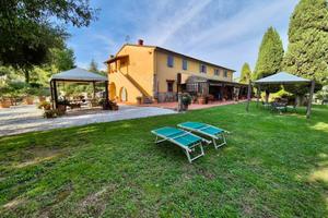 Rustico / Casale di 548 m² con più di 5 locali e b