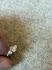 Anello con zirconi