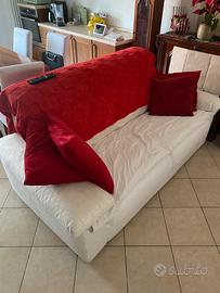 Divano lineare bianco