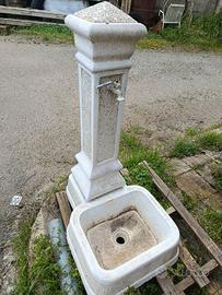 Fontana e panchina in cemento