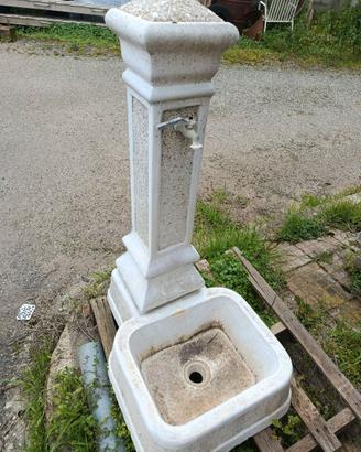 Fontana e panchina in cemento
