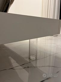 Letto, rete, materasso, comodini.