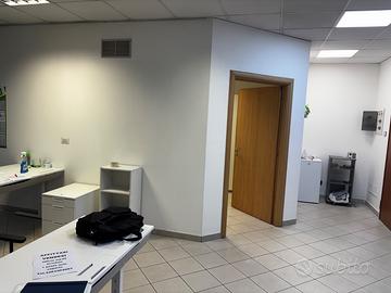 Ufficio nuovo arredato con garage