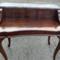 scrivania antica con cassetti da restaurare 