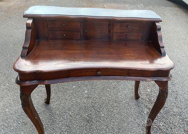 scrivania antica con cassetti da restaurare 