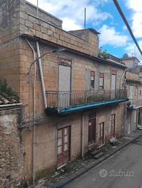 Palazzo da ristrutturare a delia (cl)