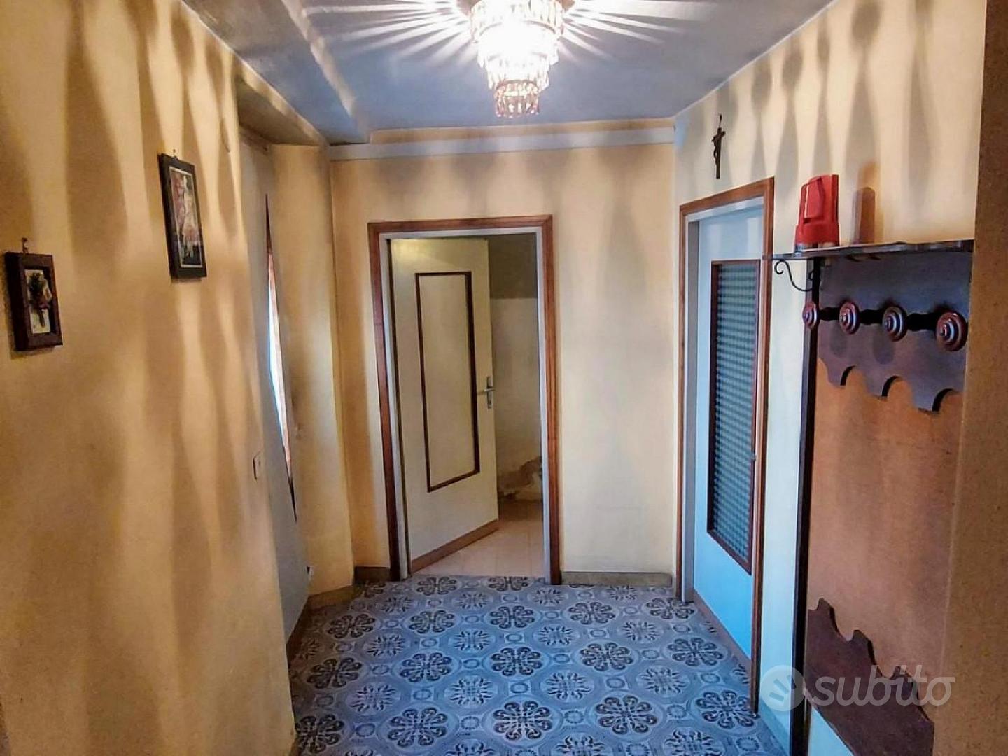 AMPIA CASA D'EPOCA DA RISTRUTTURARE IN CENTRO - Vista 3
