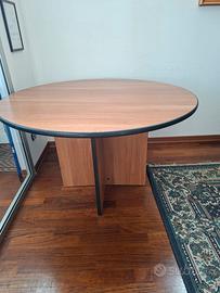 tavolo rotondo con base a croce per ufficio