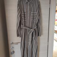 vestito con cintura e spacchi laterali 