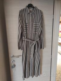 vestito con cintura e spacchi laterali 