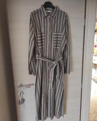 vestito con cintura e spacchi laterali 