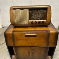 Radio d’epoca con giradischi e mobile bar