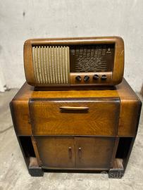 Radio d’epoca con giradischi e mobile bar