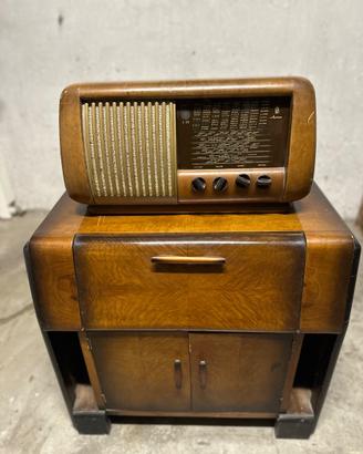 Radio d’epoca con giradischi e mobile bar