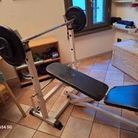 Attrezzi palestra: panca e spalliera trazioni
