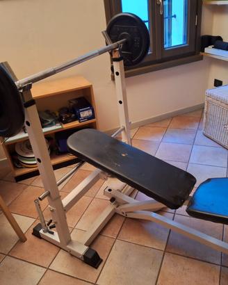 Attrezzi palestra: panca e spalliera trazioni