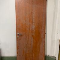 5 porte in legno con profili e cornici