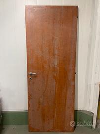 5 porte in legno con profili e cornici