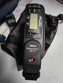 macchina fotografica Nikon con vari accessori 