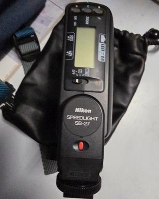 macchina fotografica Nikon con vari accessori 