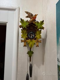 Orologio a cucù con foglie e uccellino 