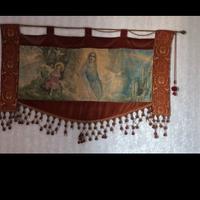 Arazzo religioso in velluto e tessuto decorato 