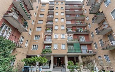 AMPIO TRE LOCALI CON BALCONE E CUCINA SEPARATA