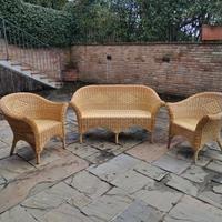 divano con poltrone e tavolino