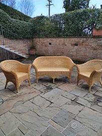 divano con poltrone e tavolino